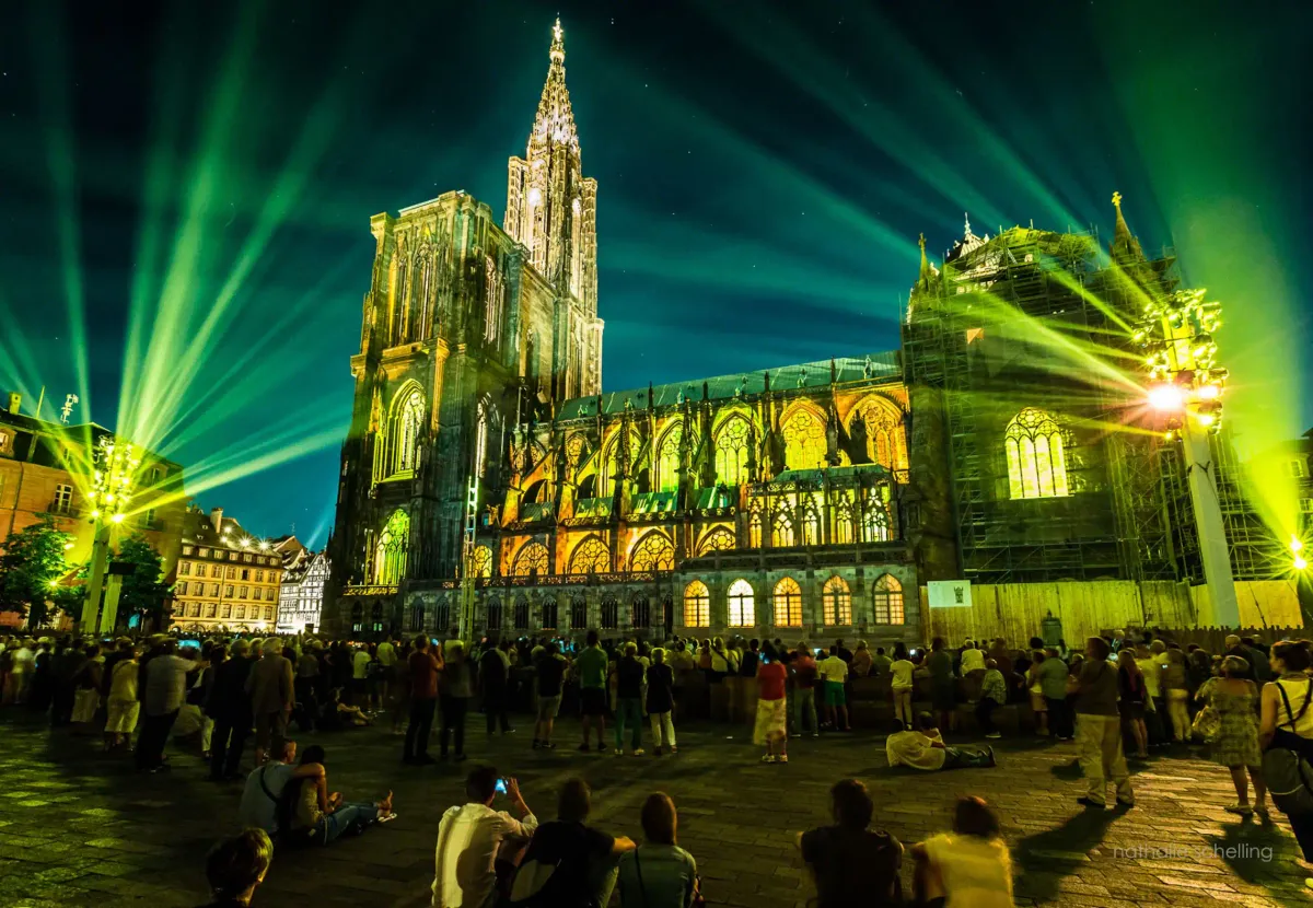 Façade occidentale de la cathédrale Notre-Dame de Strasbourg vue depuis une rue du centre