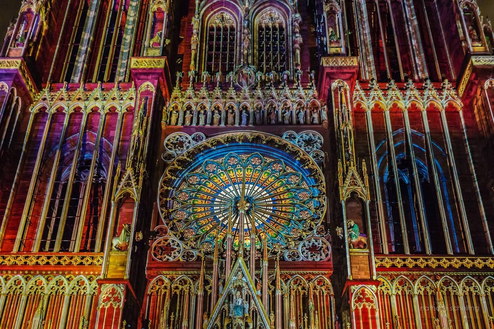 La façade de la cathédrale illuminée de couleurs pendant le spectacle son et lumière d'été
