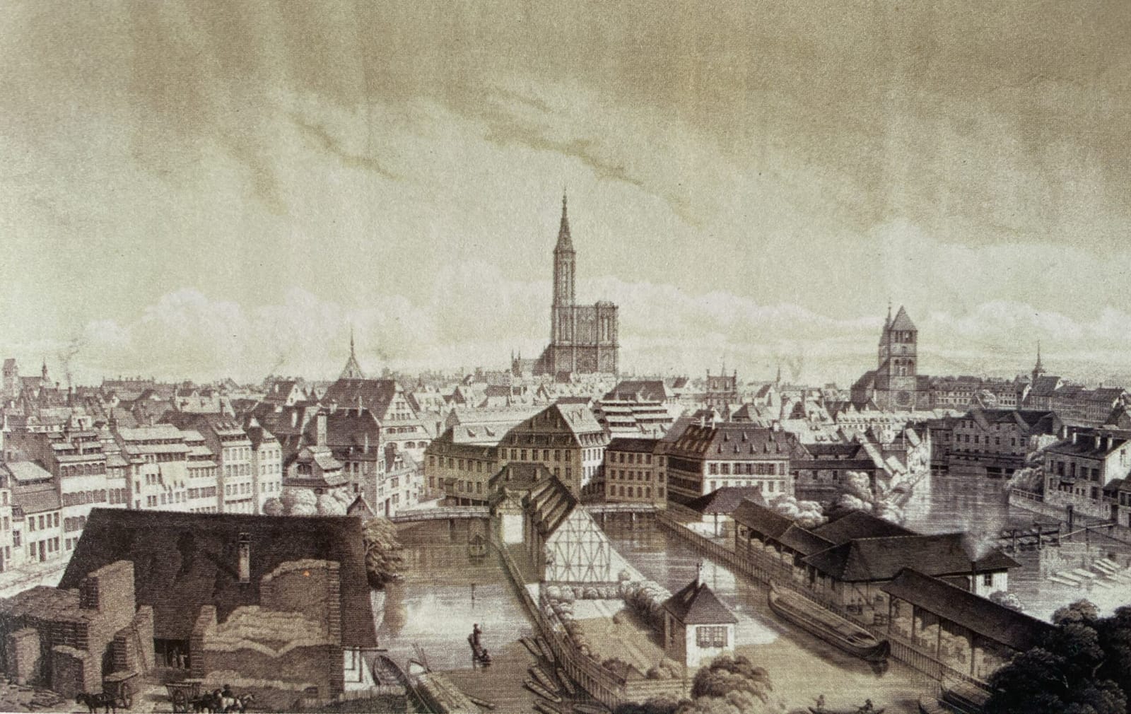 Lithographie ancienne de la Petite France vue d'en haut : les toits du quartier, les moulins sur les bras de l'Ill et, au fond, la flèche de la cathédrale