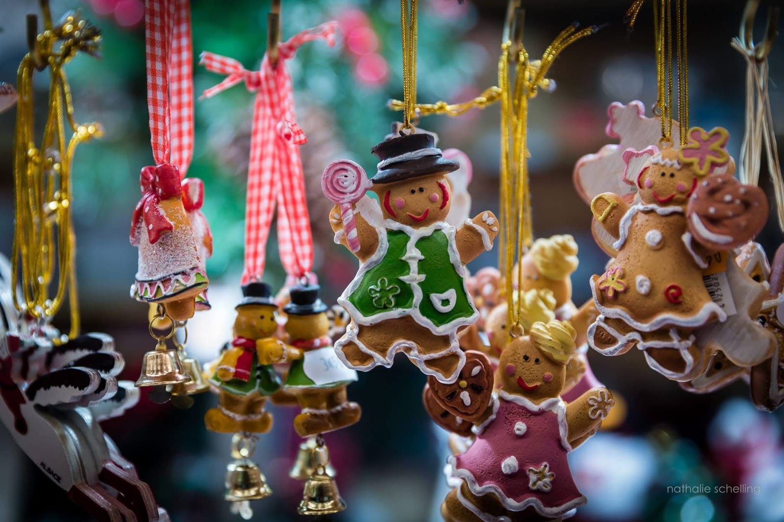 Pains d'épices en terre cuite peints, suspendus à un chalet du marché de Noël de Strasbourg