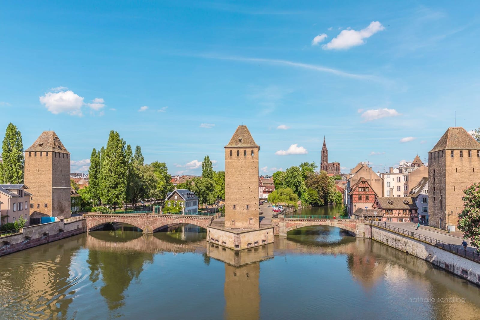 Les Ponts Couverts de jour : trois tours de garde carrées au-dessus des bras de l'Ill