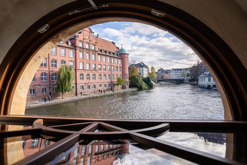 L'Ill vue depuis l'arche du moulin, les quais et les maisons à colombages en face