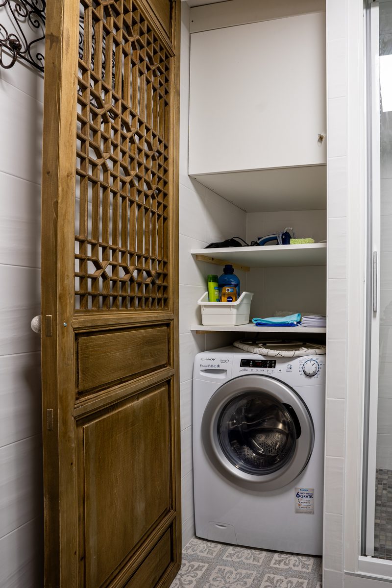 Le placard buanderie du logement : lave-linge séchant et rangements