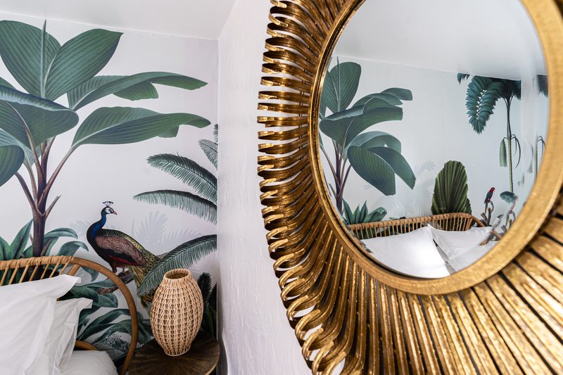 Le grand miroir doré de la seconde chambre, qui reflète la fresque et son paon