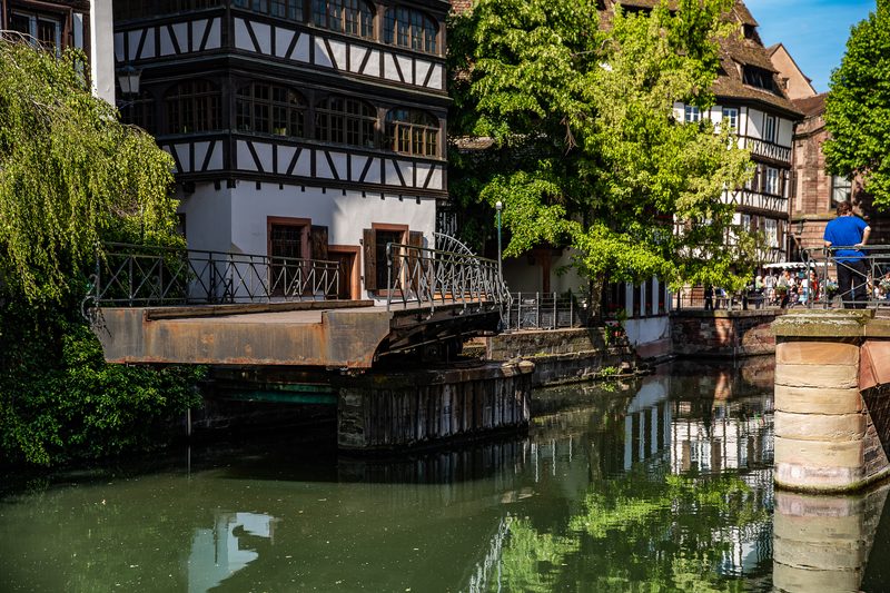 Les maisons à colombages et l'écluse de la Petite France, au printemps