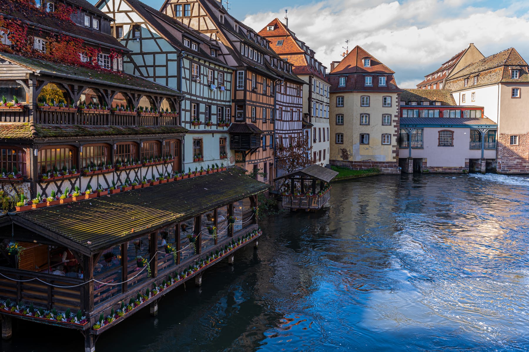 Les maisons de tanneurs de la Petite France, leurs galeries de bois au ras de l'Ill, et l'eau vive qui passe devant