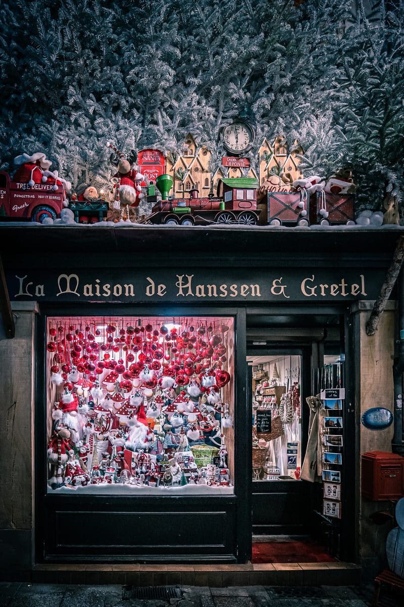 La vitrine illuminée d'une boutique de Noël de Strasbourg, en décembre