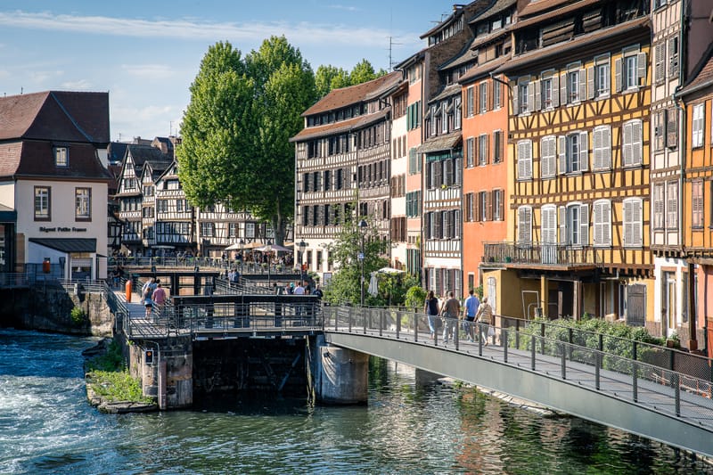 La passerelle et l'écluse de la Petite France, les hautes façades derrière