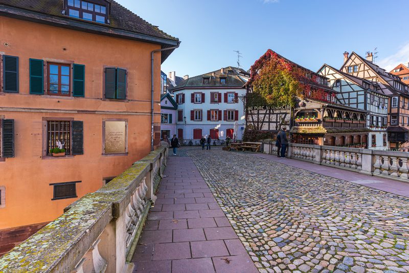 Le pont pavé de la Petite France et les maisons à colombages au bout