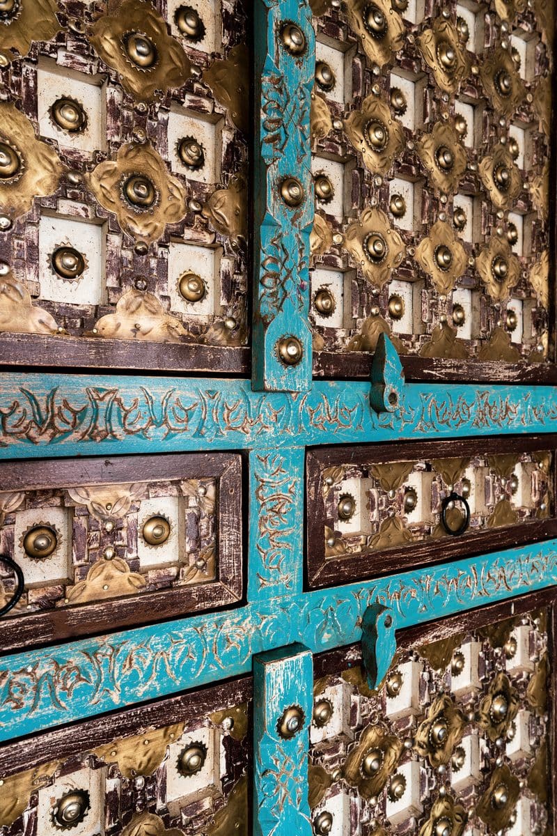 Une porte ancienne cloutée, en bois et turquoise