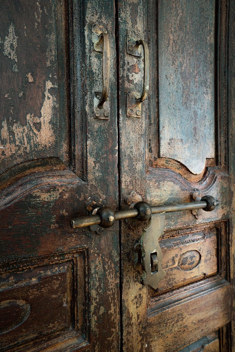Le verrou d'une porte ancienne, sa peinture patinée par le temps