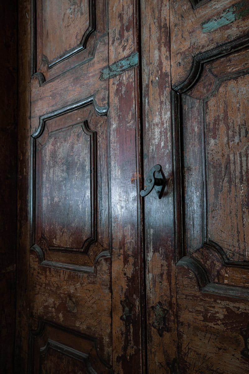 Les grandes portes anciennes du logement, en bois sculpté