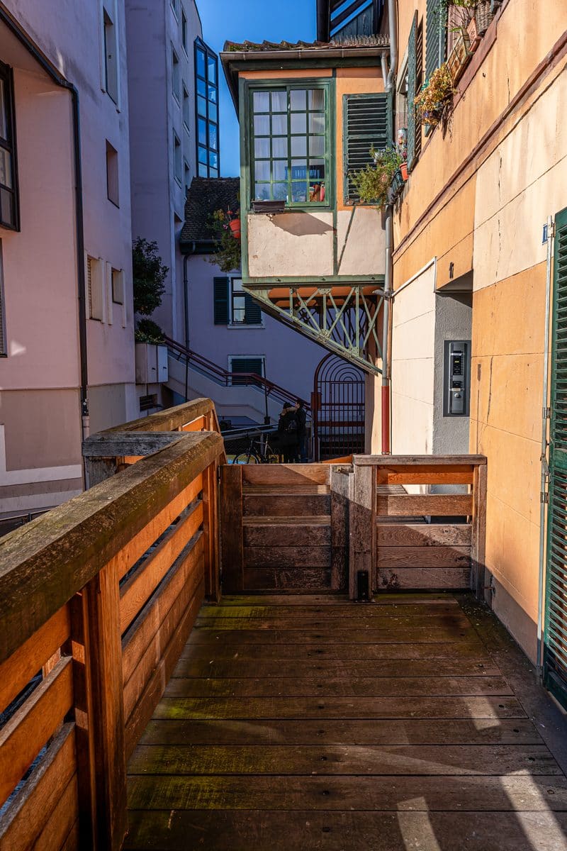 La terrasse de bois, entre les façades, au-dessus de l'eau