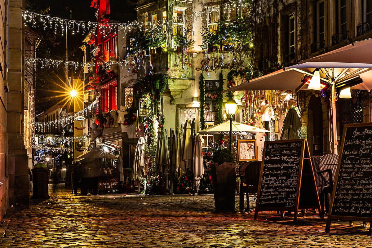 Les chalets illuminés du marché de Noël de Strasbourg, la nuit