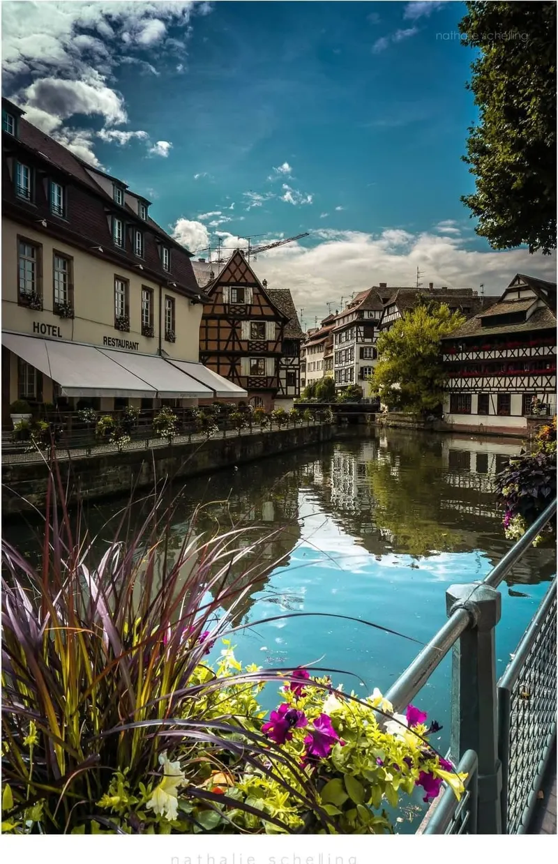 Le canal de la Petite France au pied de la place Benjamin Zix, ses maisons à colombages et ses jardinières fleuries