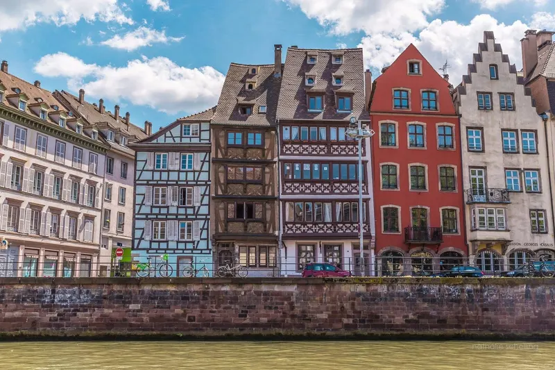 Les maisons à colombages typiques en face du quai Saint-Thomas, au bord de l’Ill